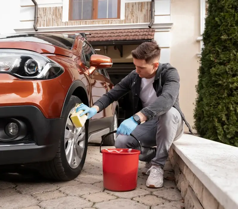 Lavage auto à domicile Saint-Corneille : professionnel intervenant sur un véhicule